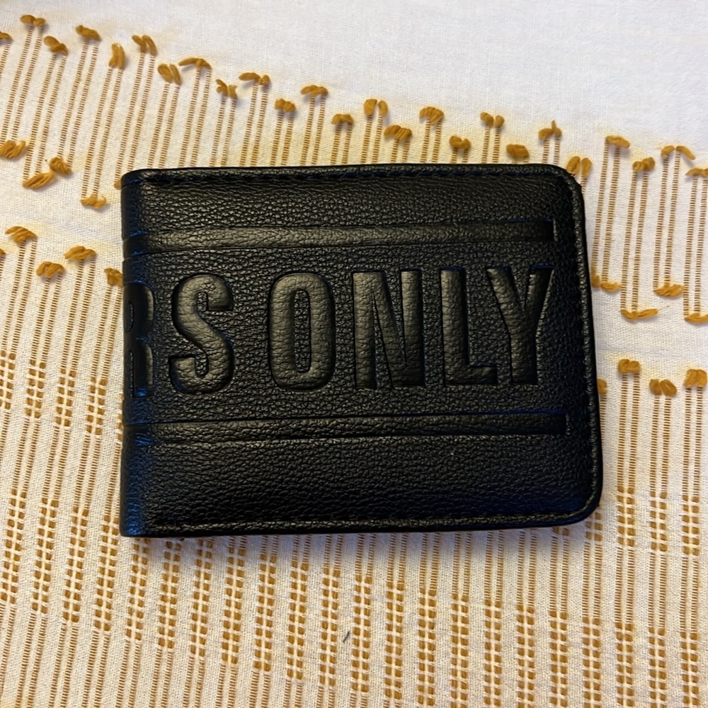 Members Only - Members Only Logo
Wallet - Picture 2 of 5